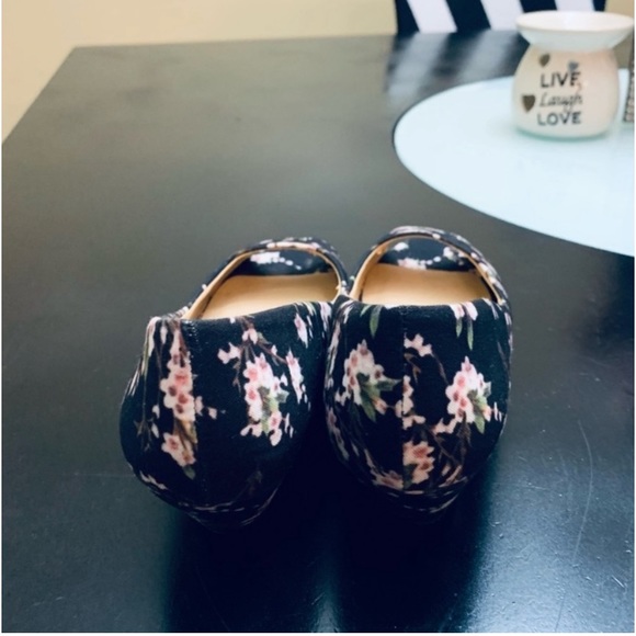 CL Floral print low heel name brand shoes - Picture 6 of 7